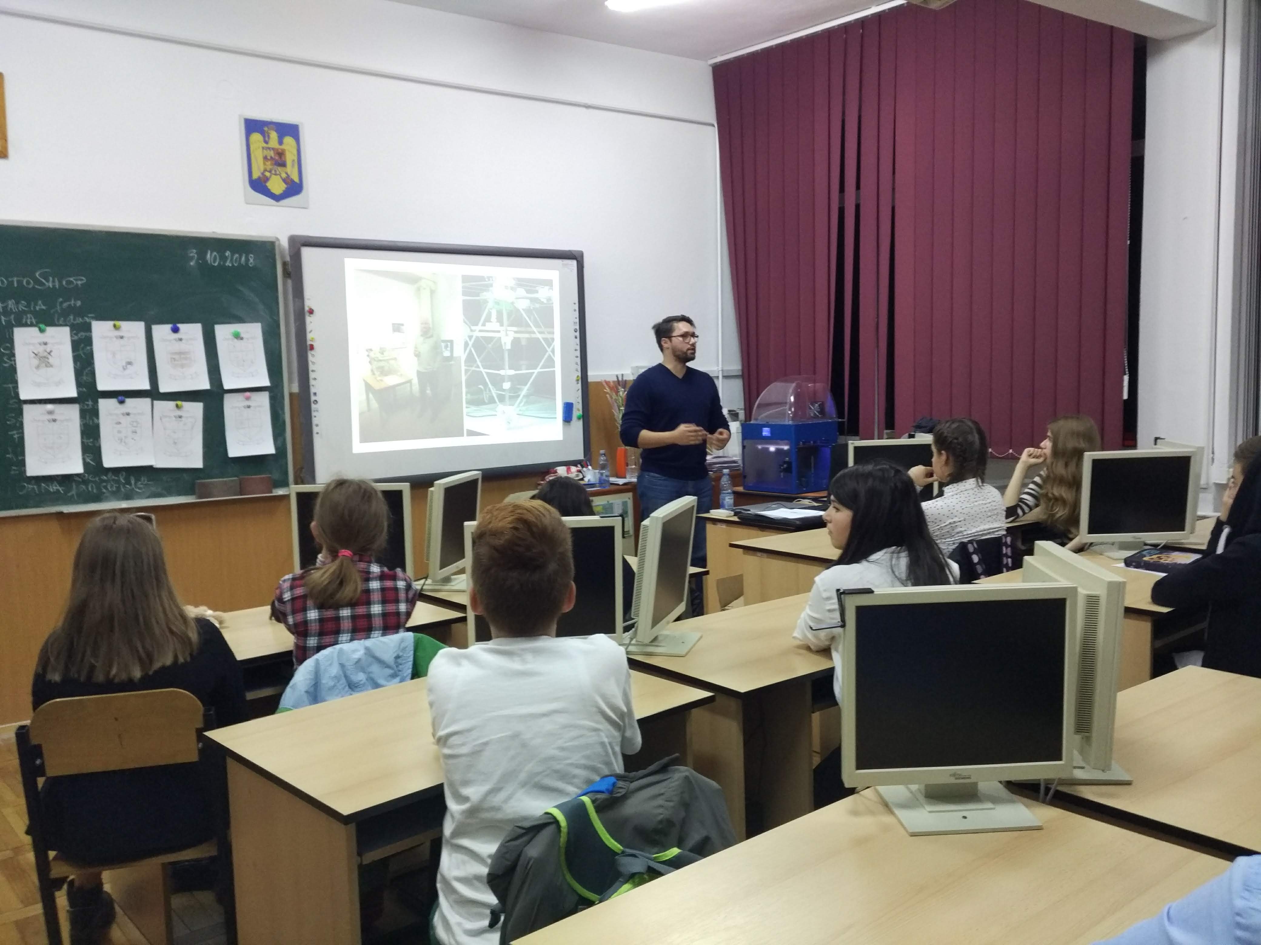 Elevii dintr-o școală brașoveană învață tehnologia viitorului